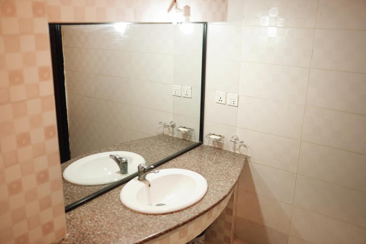 Diamond Lodge Karachi Bagian luar foto