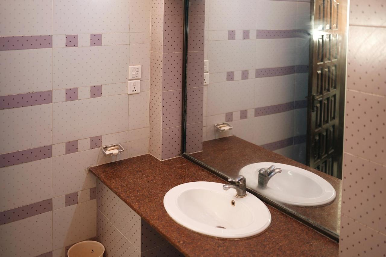 Diamond Lodge Karachi Bagian luar foto